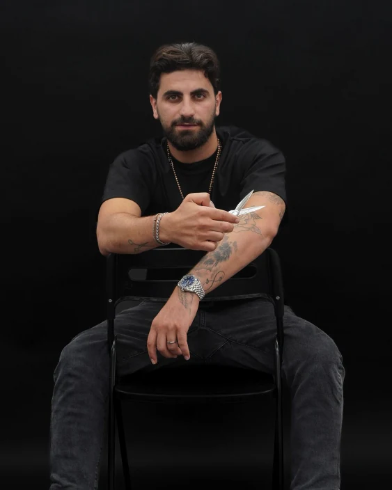 יהב נצר, המדריך הראשי של YN Academy, מחזיק מספריים